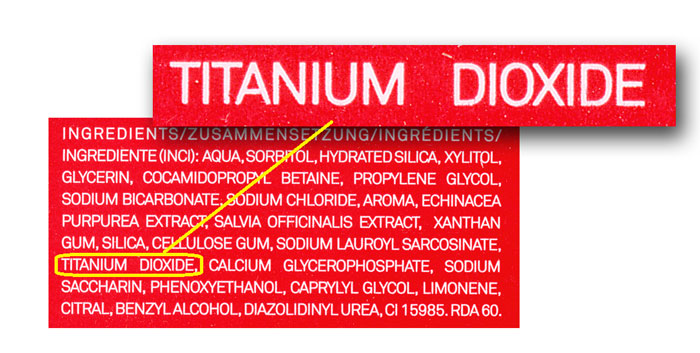 In vielen Zahnpasten ist Titaniumdioxid enthalten. Ein Blick auf die Liste der Inhaltsstoffe bringt Gewissheit.