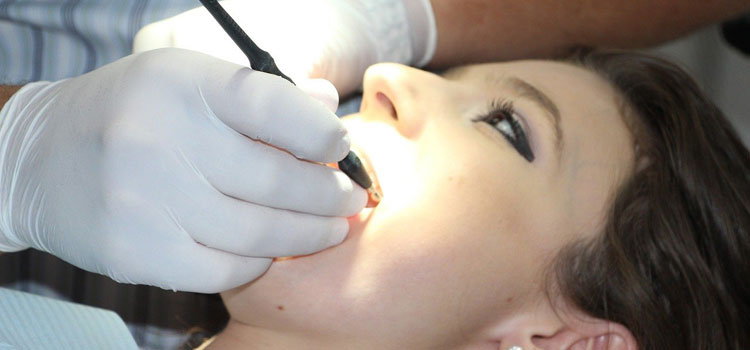 Frauen häufiger in der Zahnarztpraxis.