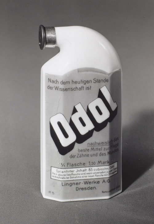 2Seitenhalsflasche für Mundwasser "Odol" der Lingner-Werke AG Dresden, um 1910. Opalglas. © Deutsche Fotothek / Reinecke, Hans (CC BY-SA 4.0)