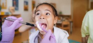 Weniger Vorsorge, mehr Süßigkeiten: Die Corona-Krise scheint starke Auswirkungen auf die Mundgesundheit von Kindern zu haben, vor allem mit Blick auf die Kleinsten