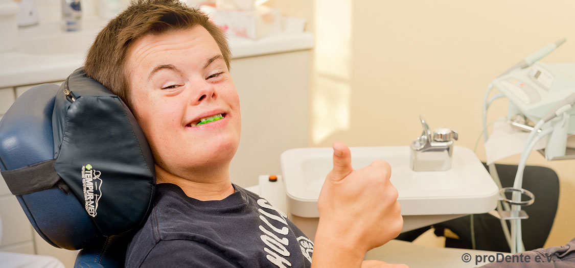 Die Mundgesundheit vieler Menschen mit Pflegebedarf oder einer Behinderung ist oft schlechter als die des Bevölkerungsdurchschnitts. Vor allem ihr Risiko für Karies-, Parodontal- und Mundschleimhauterkrankungen ist überdurchschnittlich hoch. Dies hat Auswirkungen auf viele weitere Bereiche des Lebens.